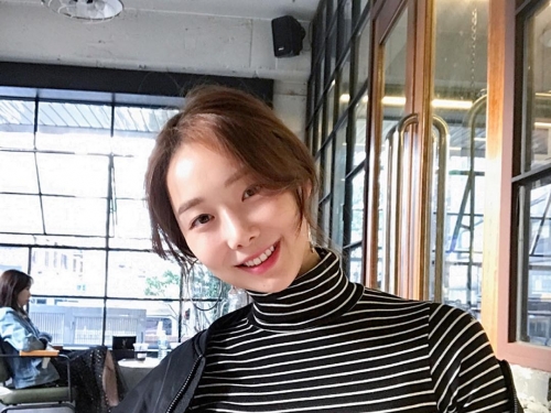 深藏不漏！甜妹正妹暗藏「美嫩隱乳」，舞台大秀惹火曲線