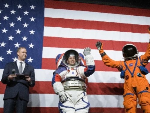 行走月球南極表面不能馬虎，NASA 公布 2 款新登月太空服