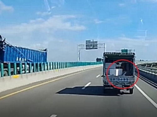 小貨車載保麗龍箱二度「跳車」再彈回 ：太神了！