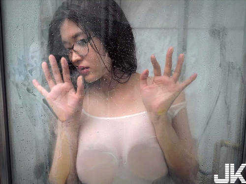 小心呀！軟嫩「OL眼鏡孃」褪去白襯衫露出渾圓巨乳　兩球G奶炸裂玻璃！