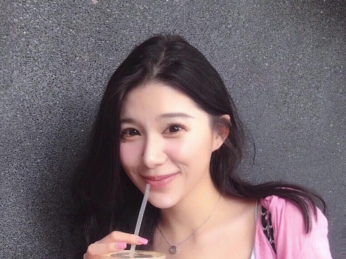 空靈系「花藝女孩」美到哭了！工作中好身材「深藏不露」，優雅性感讓人想帶回家！