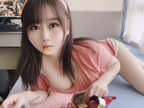 廣東「童顏巨乳妹」最喜歡穿壞壞衣服自拍　掀衣兩顆奶球掉出來！