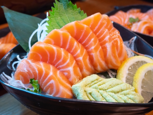 生魚片下「塑膠葉」不只是擺盤？真實用途曝