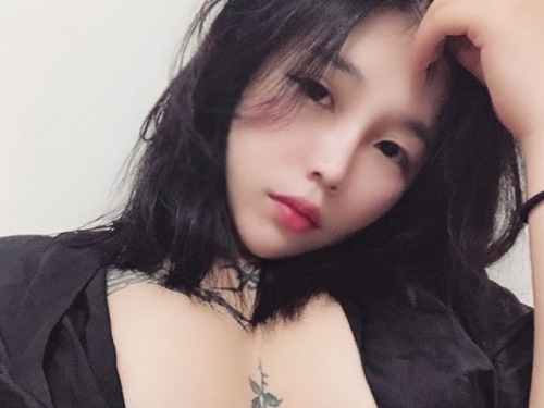 地心引力抓不住妳！超噴鼻血的伏地挺身「男友視角」胸前大長輩負擔好大啊！