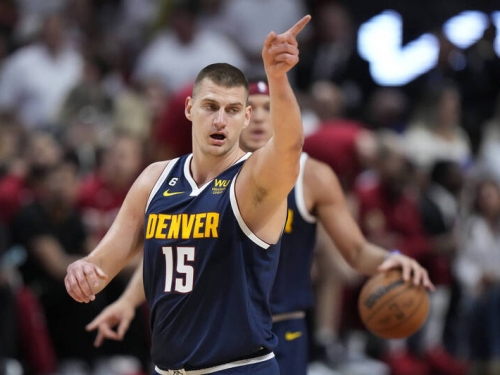 NBA》約基奇與熱火主帥上演鬥智攻防 獲讚「像帶小孩打球」