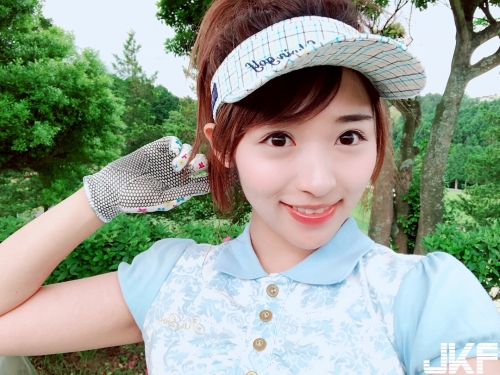 想一桿進洞！高爾夫正妹「蓮 Ren」笑容甜美　閃的旁邊球友睜不開眼！