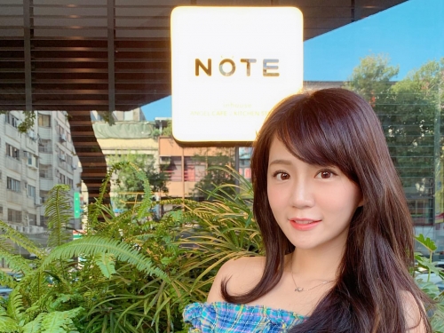 性感「正妹空服員」爆乳比基尼解放飽滿美胸　網友：想被她服務