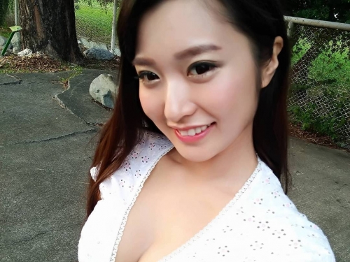 最美護理師「蕎翎 Sarah」寫真集挑戰最性感尺度　轉戰主持獲得肯定！