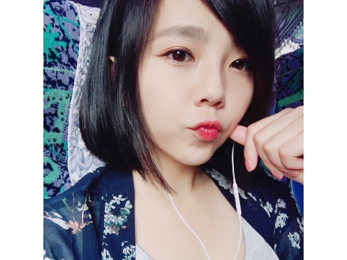 甜美正妹笑容超可愛！低胸露出「白嫩奶球」　爆乳身材深藏不露！