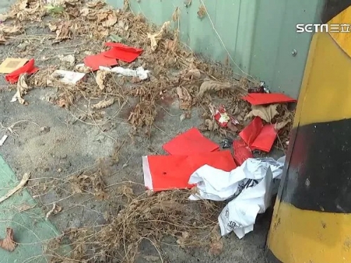 詭！怎麼滿地都是紅包袋 外地客「怕怕」不敢撿