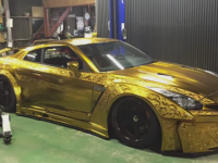 帥呆了！披上黃金戰甲的 Nissan GTR R35 東瀛戰神