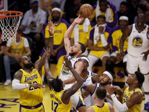 NBA》柯瑞飆37分力壓詹姆斯 勇士力退湖人笑納4連勝