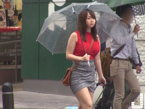 電視台報導驚見「紅衣巨乳妹」路過　「狩乳獵人」追上詢問...發現對方大有來頭