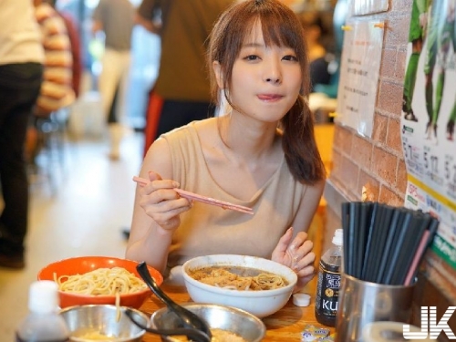 暗黑界超正美食家「桃乃木香奈」！20歲巨乳吃貨「吹含吸舔摳」樣樣難不倒...