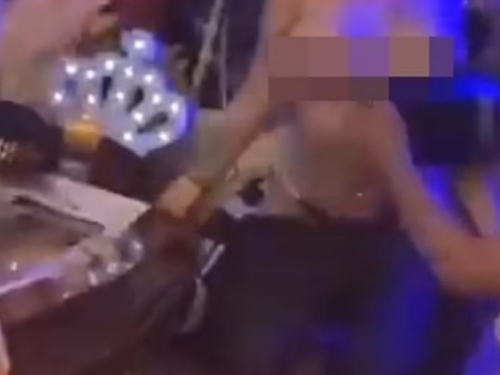最狂葬禮 半裸舞孃扶棺熱舞 豐臀磨蹭骨灰罈嗨翻全場