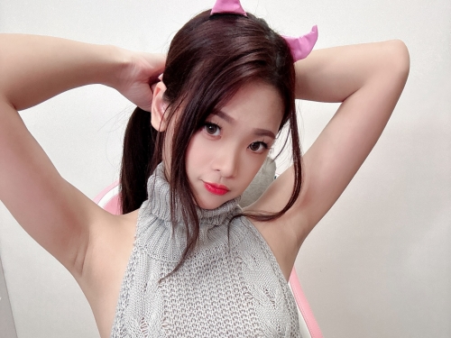 性感小學妹「露露咪」在TSE學服祭等你！最愛爆乳穿黑絲秀美腿！