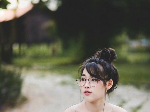超大鬆軟！泰國眼鏡女孩「上圍罩不住」　奶壓貓咪讓網暴動：想投胎
