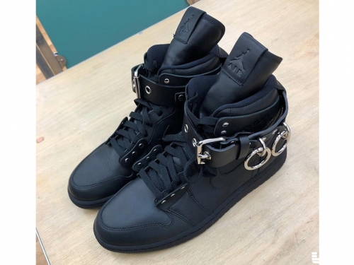 這雙AJ進化了？顛覆運動形象！ CDG HOMME Plus x Air Jordan 1大走龐克金屬路線！