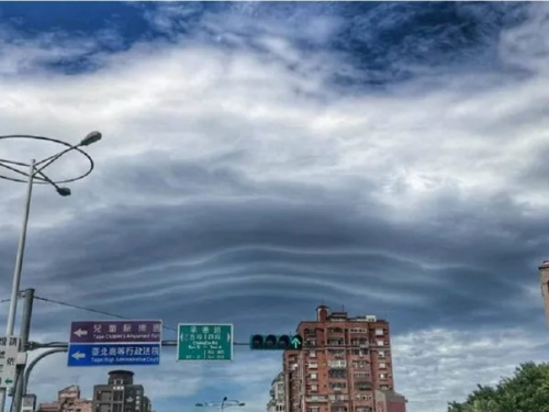 天有異相！天空出現「飛碟雲」 氣象署曝成因：陽明山東側出沒