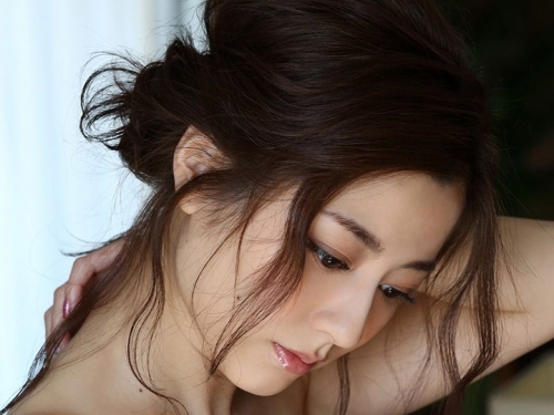 「純白誘惑」與「純黑挑逗」！性感人妻爆乳求慰藉　太太就是無法把衣服穿好！