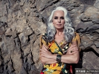 地表最強美魔女　60歲超模：蒼老是一種美好的過程