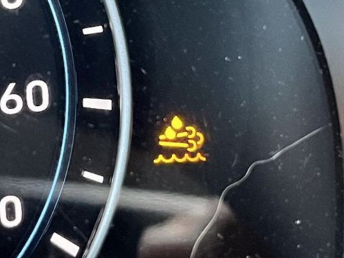 汽車儀表板突亮「筋斗雲」燈號 千人猜不透！內行曝正解