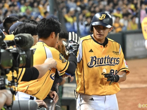 中職》岳東華像拿網球拍擊球 平野惠一狂讚「看不見的貢獻」