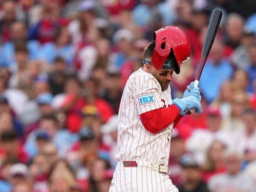 MLB》手肘遭火球砸到「還很痛」 費城人哈波歸期未定