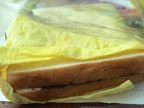 早餐店吐司為何包餐巾紙？