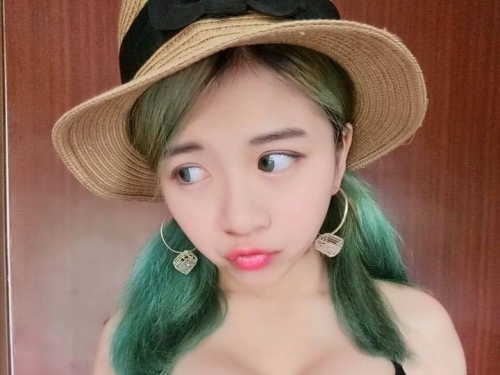 要爆了！麥當勞超胸店員「陳曉彤」乳量超滿，每天給客人一杯滿滿活力的鮮奶茶！