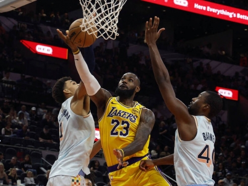 NBA》詹姆斯本季第6次大三元到手 湖人輕取馬刺中止3連敗