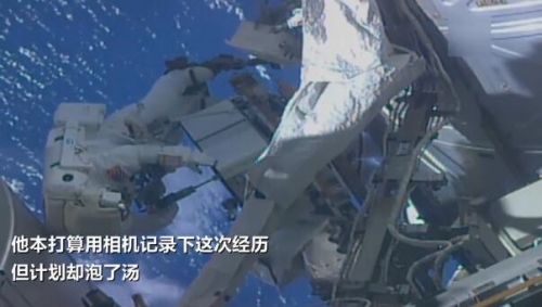 宇航員去外太空拍攝照片，卻發現忘帶內存卡，你說尷尬不尷尬？