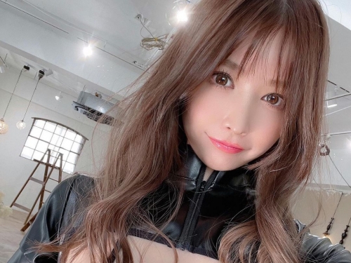 超級隱乳姊姊「衣世イヨ」衣服一脫迸出G奶　真的太會藏啦！