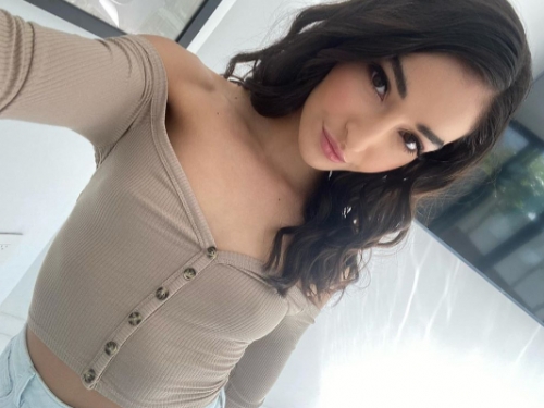 奶小志氣高！「貧乳女優」榮獲成人大獎　幽默喊話：我真的很實用～