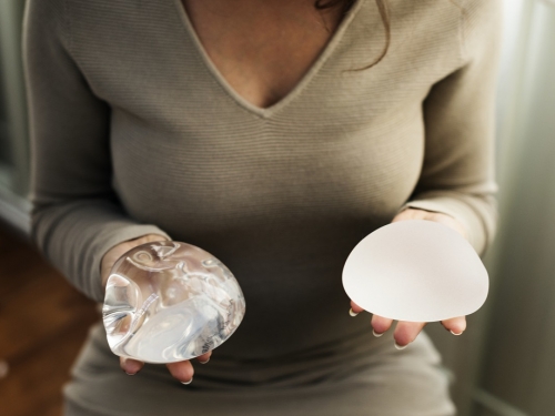 6旬嬤隆乳超過35年 陳年矽膠發黃、硬化 整形醫嚇傻