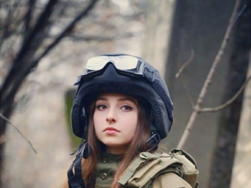 戰鬥民族就是狂！俄羅斯「最正女兵」根本玩槍界美少女！床上的收藏讓男人都軟了啦～