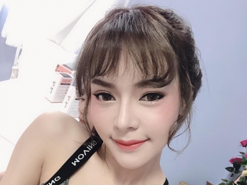 只圍一塊布就出門去海邊！「展場女王」性感無極限　這泳衣合法嗎？