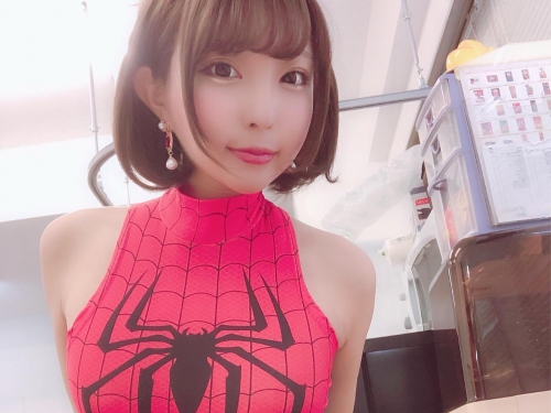 「一指遮點」再起風潮！萌系寫真女星極限露出　渾圓奶球遮不住