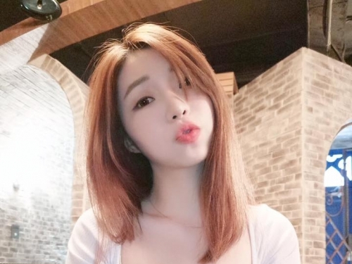 美胸美背聚集一身！雪乳正妹「Elena」低胸緊身上衣露出迷人深溝，雪白長輩要掉出來啦！
