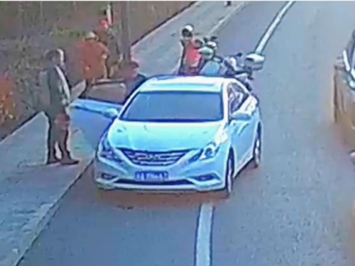 目睹阿婆路邊求救！杭州男停車幫忙 一看驚呆「是我妻子」