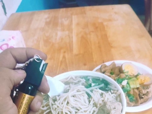 吃麵攤沒辣椒！他「掏出這罐」替代 網嚇壞：會生不如死