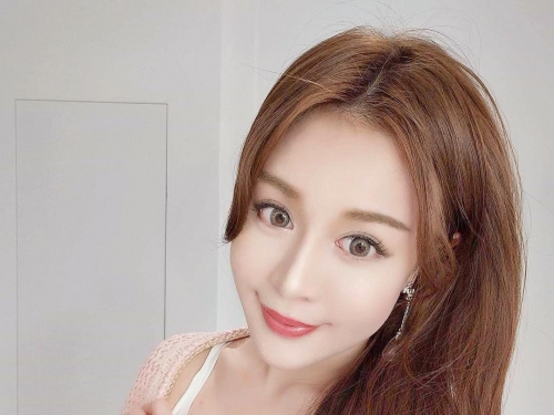 性感女神莉娜Lena求「幫忙弄亂她的床」　撩男語錄讓人血脈噴張