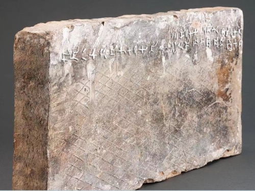 古代工匠也會背！東漢墓出土陶磚驚現「九九乘法表」