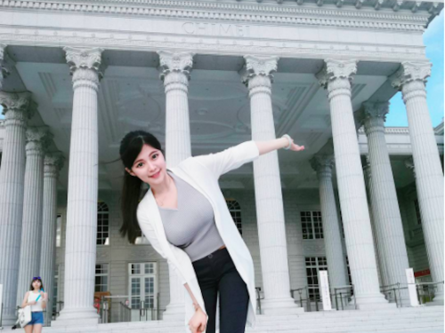 巨大車頭燈出沒！奇美博物館驚見美乳正妹，「衣服撐好滿」路人搶拍！