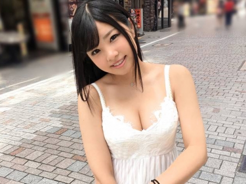 街頭搭訕「超怕熱E奶OL」　脫下薄背心…小洋裝根本包不住奶阿！