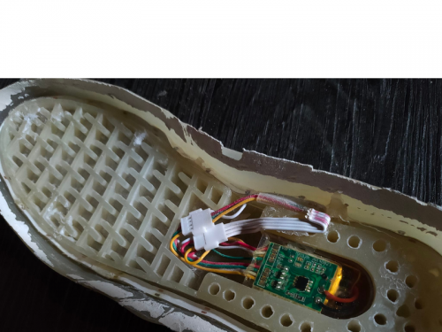 不是國家機器！拆鞋底驚見電路板 內行的一看秒解答