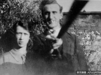 什麼！90年前英國就有世界第一根自拍棒？