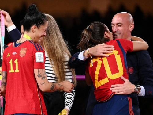 足球》西班牙足協主席強吻女球星嘴 FIFA啟動紀律處分程序