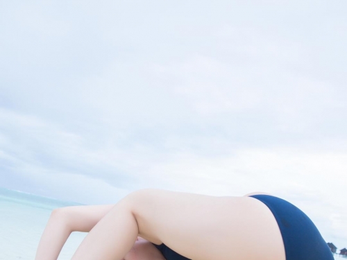 最強童顏巨乳！甜美妹子擁有「核爆級豪乳」　泳衣太小遮不住長輩跑出來！