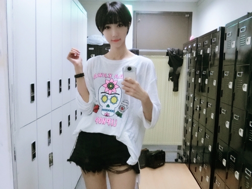 正妹深V開到底大秀「深長事業線」，過人乳量快炸開！充滿濃濃奶香味！